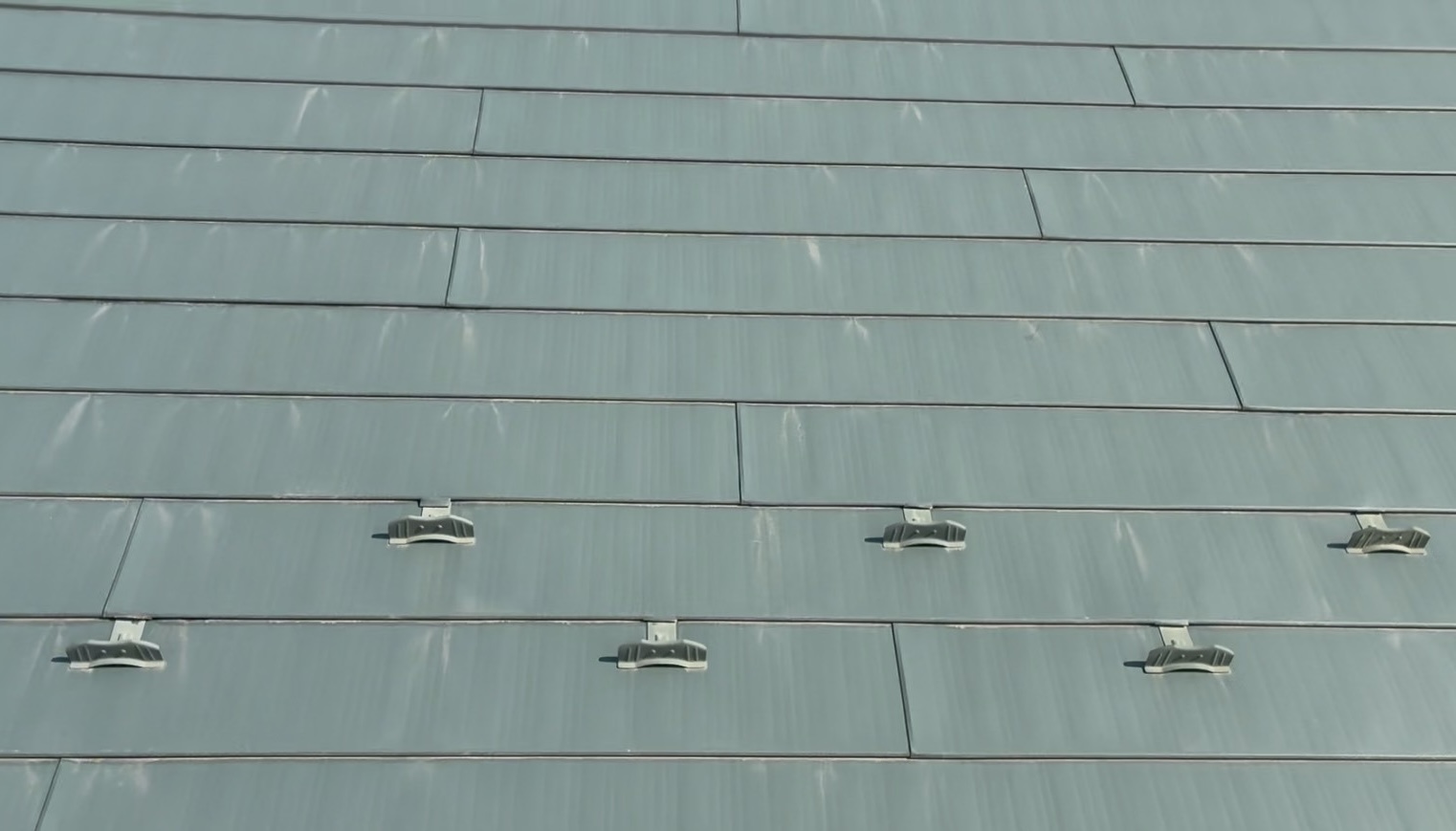 雪止金具周りも白く変色している屋根